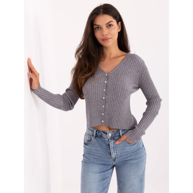 Sivý sveter s ozdobnými gombíkmi