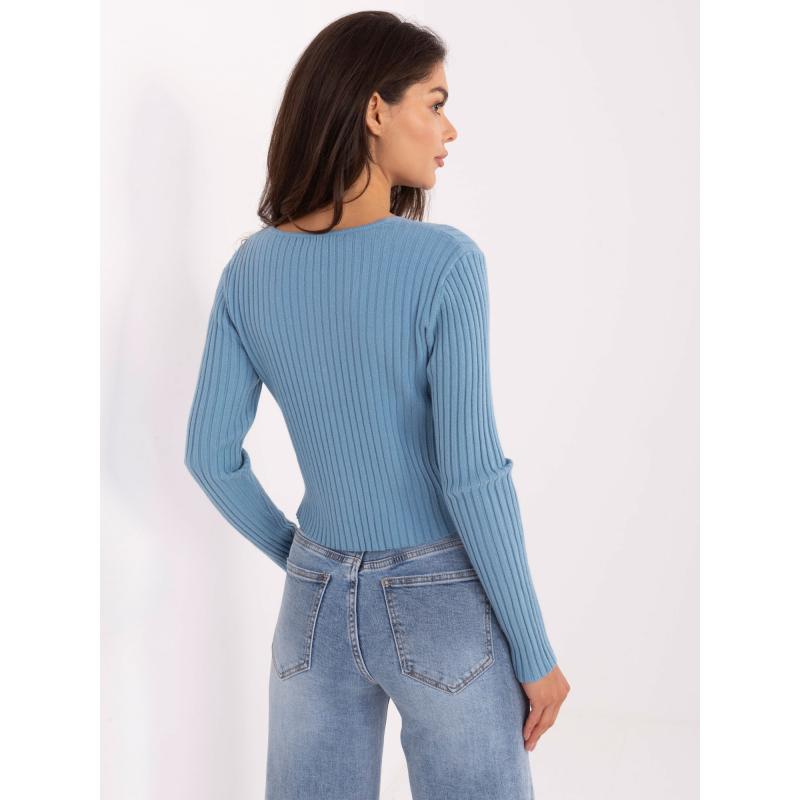 Világoskék pulóver csíkokkal