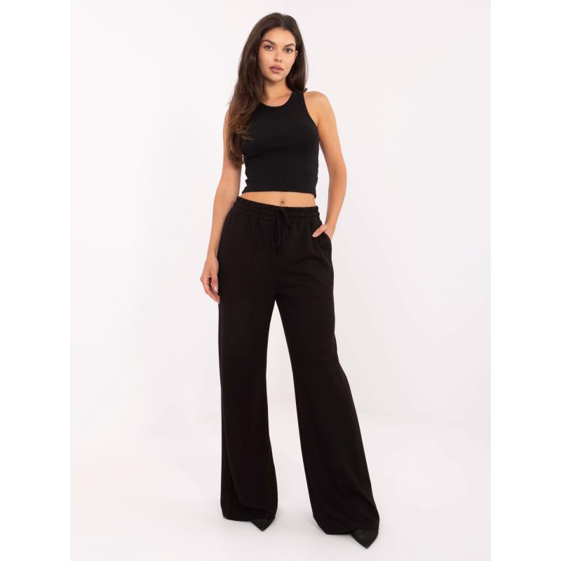 Čierne nohavice so širokými nohavicami a elastickým pásom