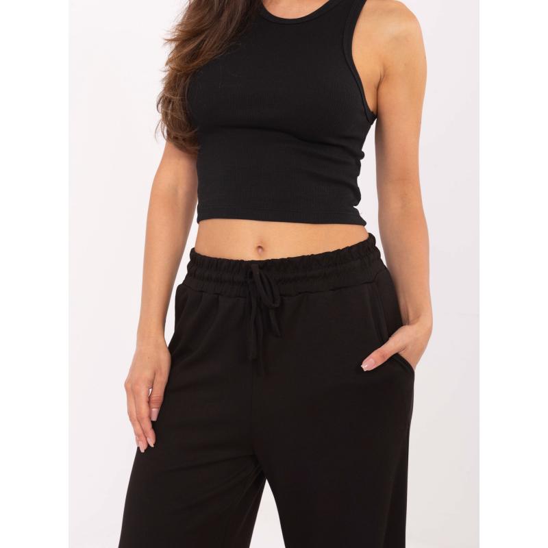 Čierne nohavice so širokými nohavicami a elastickým pásom