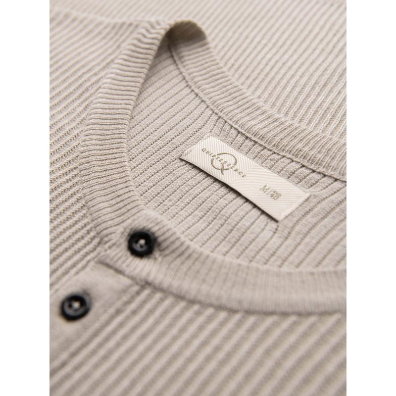 Férfi csíkos pulóver gombokkal a nyakkivágásnál – bézs V3 OM-SWSW-0182
