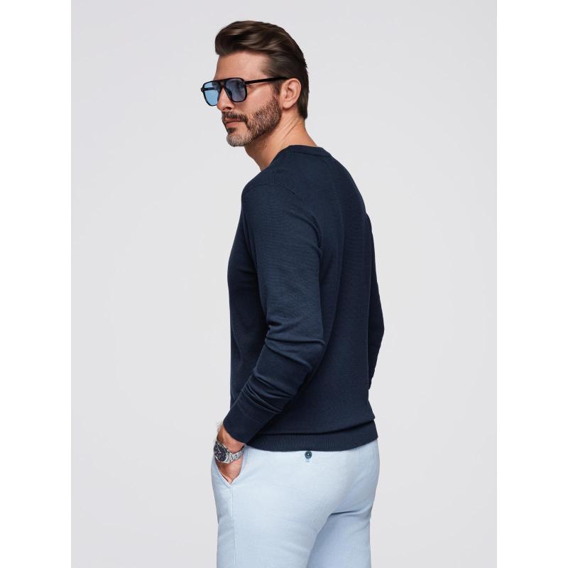 Férfi pulóver kerek nyakú, rugalmas kötésű, klasszikus mintával – sötétkék V1 OM-SWSW-0183