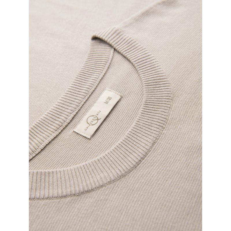 Férfi pulóver, kerek nyakkivágással, rugalmas kötött anyagból, klasszikus mintával – bézs V3 OM-SWSW-0183