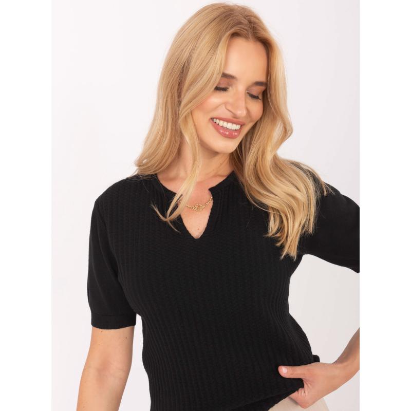 Čierny sveter s okrúhlym výstrihom