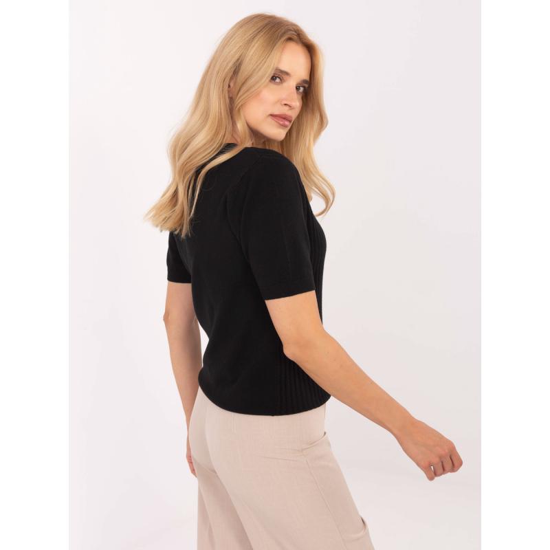 Čierny sveter s okrúhlym výstrihom