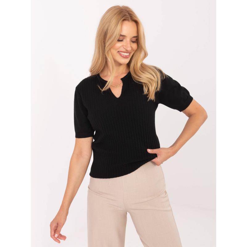Čierny sveter s okrúhlym výstrihom