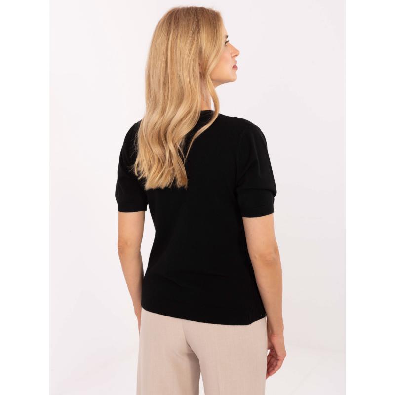 Čierny sveter s okrúhlym výstrihom