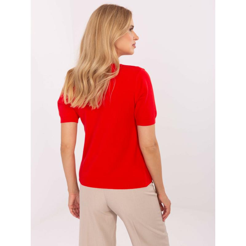 Tmavě hnědý svetr s ozdobným řetízkem