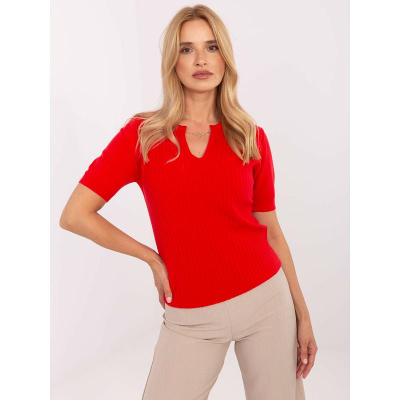 Tmavě hnědý svetr s ozdobným řetízkem