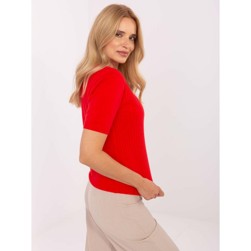 Tmavě hnědý svetr s ozdobným řetízkem