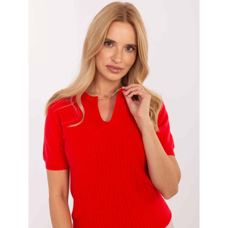 Tmavě hnědý svetr s ozdobným řetízkem