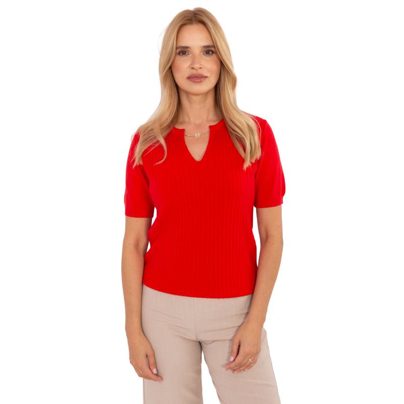 Tmavě hnědý svetr s ozdobným řetízkem