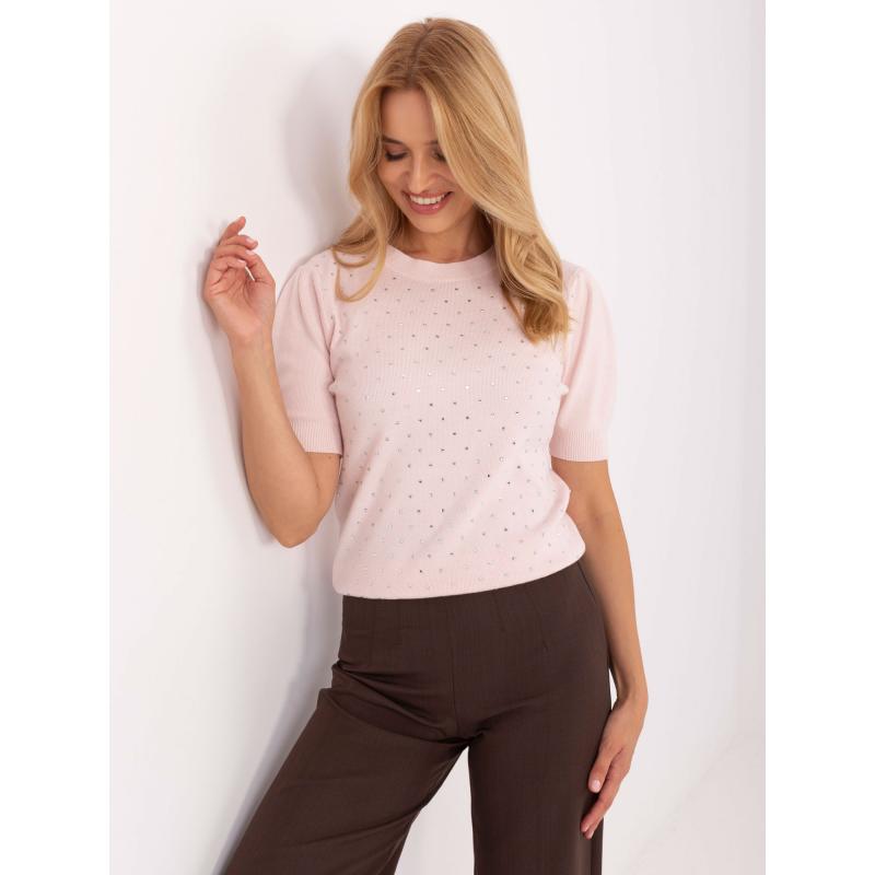 Pretiahnutý sveter s ozdobným reťazom