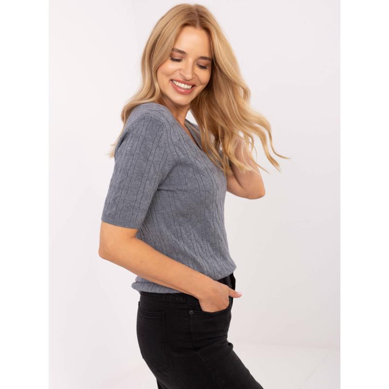 Sötétbarna pulóver denevér ujjakkal és V-kivágással