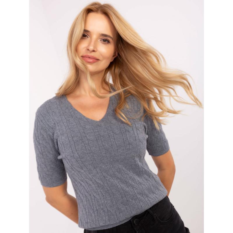 Sötétbarna pulóver denevér ujjakkal és V-kivágással