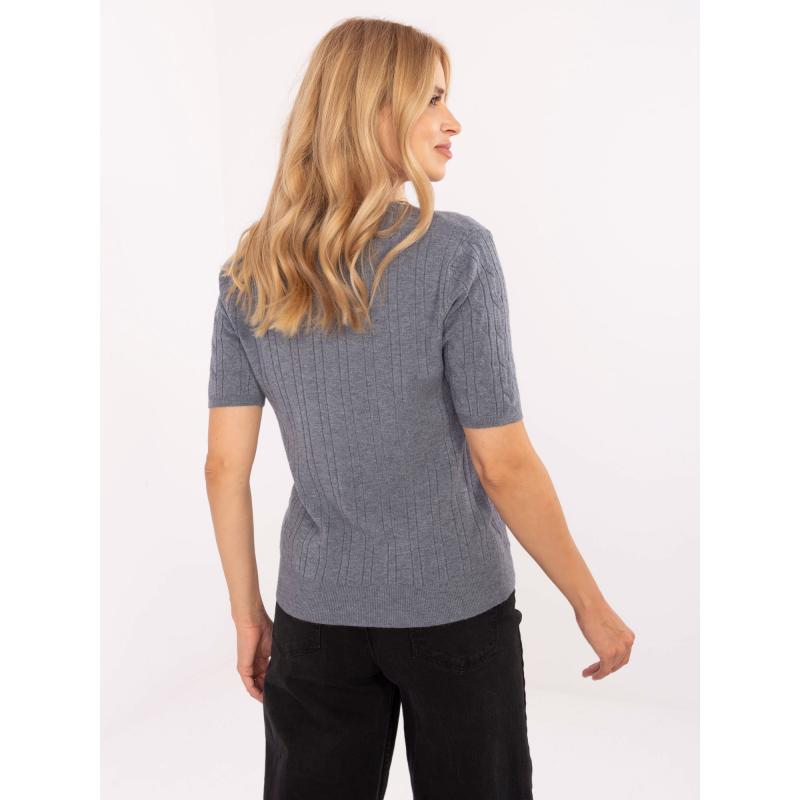 Sötétbarna pulóver denevér ujjakkal és V-kivágással