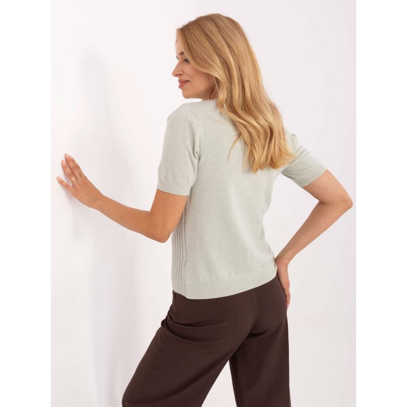 Fekete pulóver kerek nyakkivágással