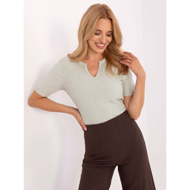 Fekete pulóver kerek nyakkivágással