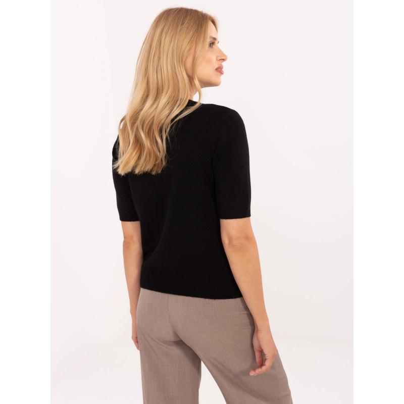 Svetlo béžový sveter s okrúhlym výstrihom