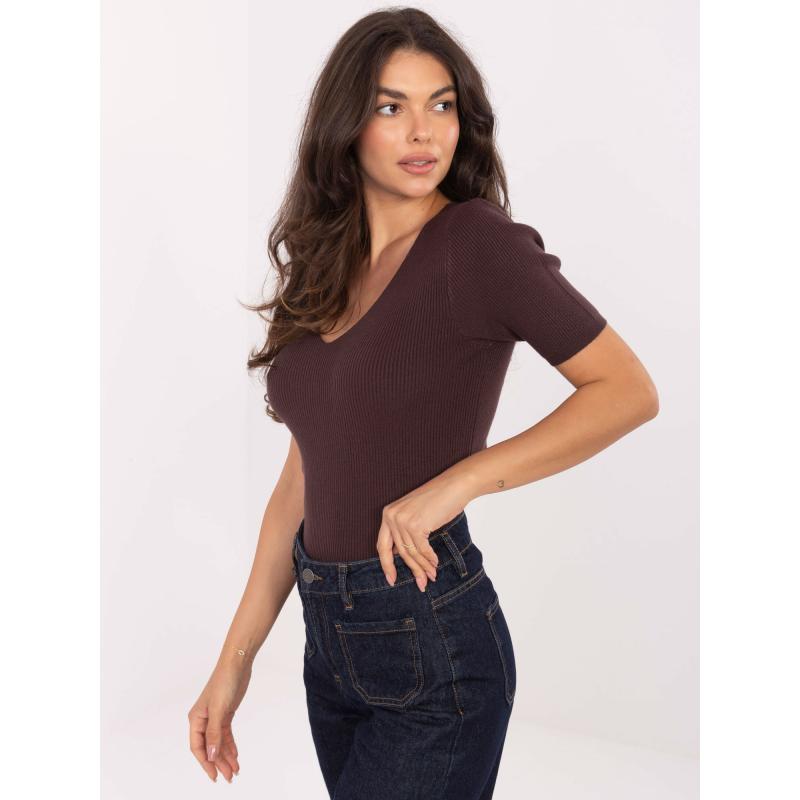 Sötétbarna, testhezálló pulóver csíkokkal