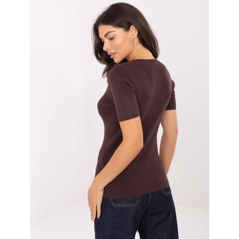 Sötétbarna, testhezálló pulóver csíkokkal