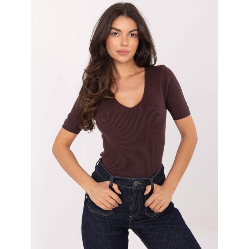 Sötétbarna, testhezálló pulóver csíkokkal