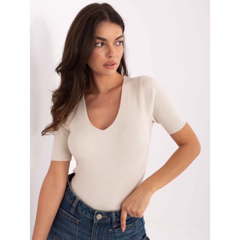 Világos bézs színű, testhezálló pulóver csíkokkal