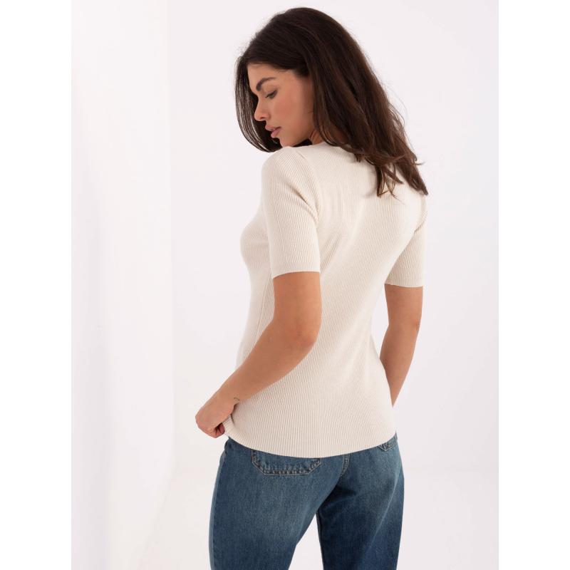 Világos bézs színű, testhezálló pulóver csíkokkal