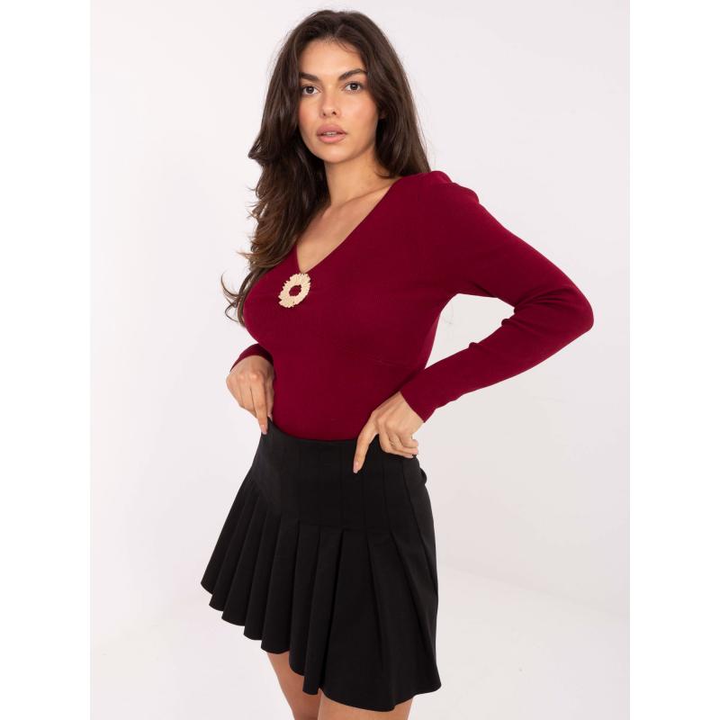 Elegáns bordó pulóver díszítőelemekkel