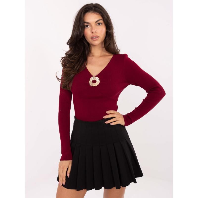Elegáns bordó pulóver díszítőelemekkel