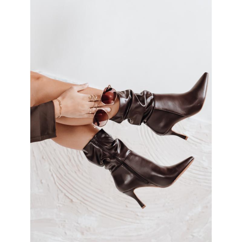 Barna bokacsizma magas sarkú, gyűrt felsőrésszel