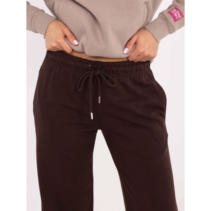 Čokoládové tepláky so širokými nohavicami