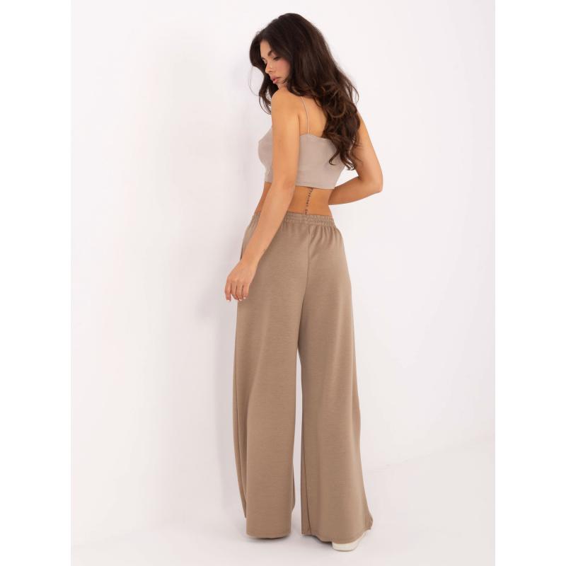 Tmavobežové tepláky so širokými nohavicami