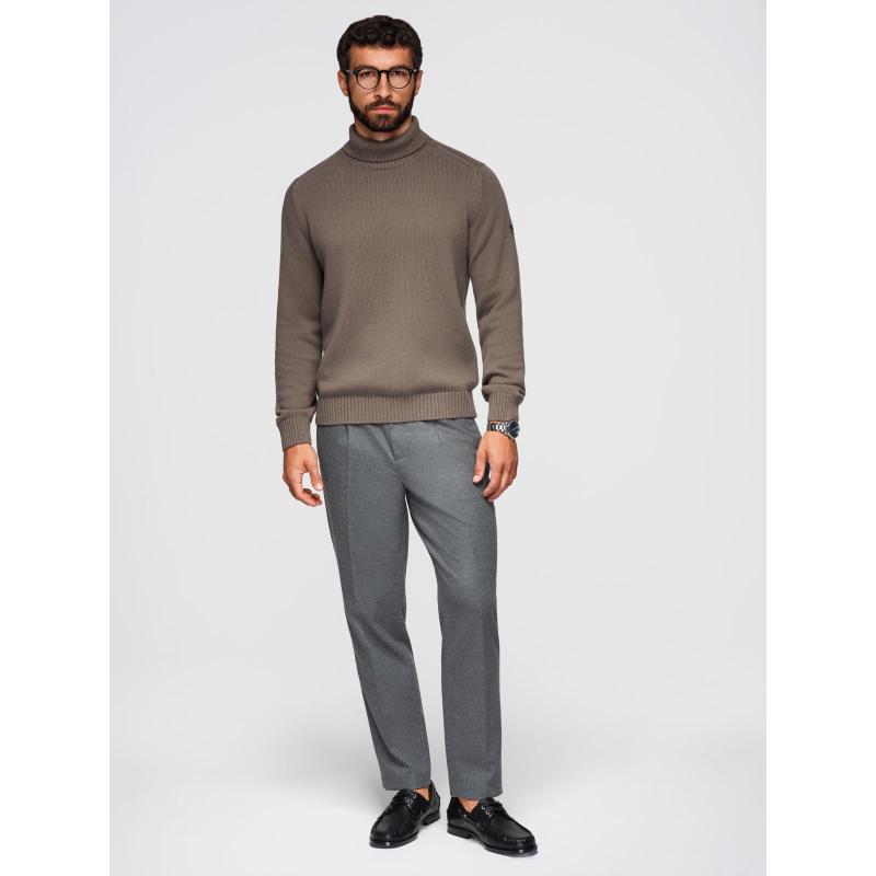 Férfi kötött pulóver garbóval – szürkésbarna V1 OM-SWTN-0163