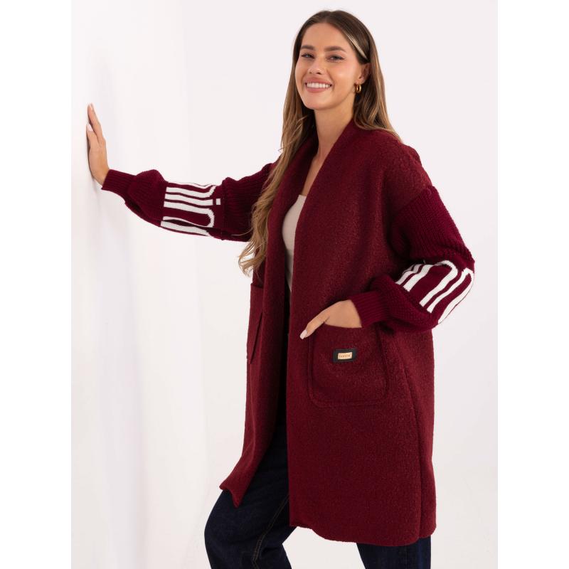 Bordó női kardigán felirattal az ujjakon.