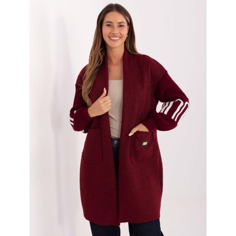 Bordó női kardigán felirattal az ujjakon.