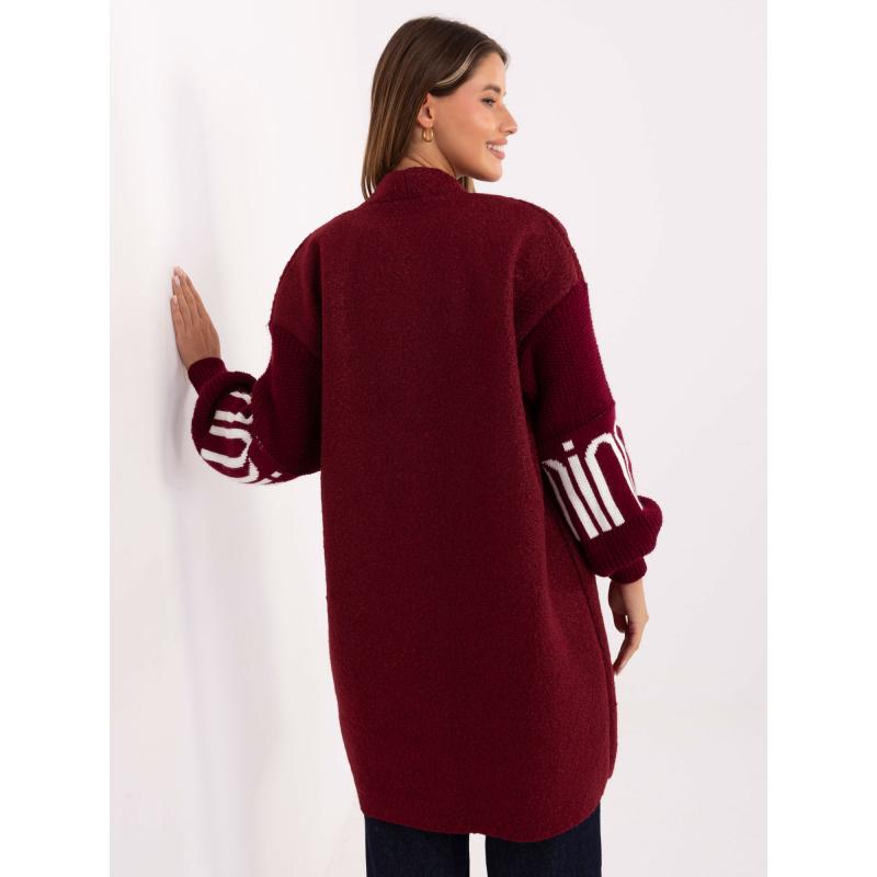 Bordó női kardigán felirattal az ujjakon.