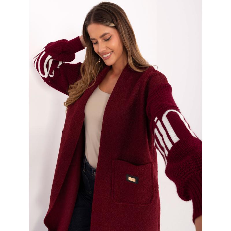 Bordó női kardigán felirattal az ujjakon.