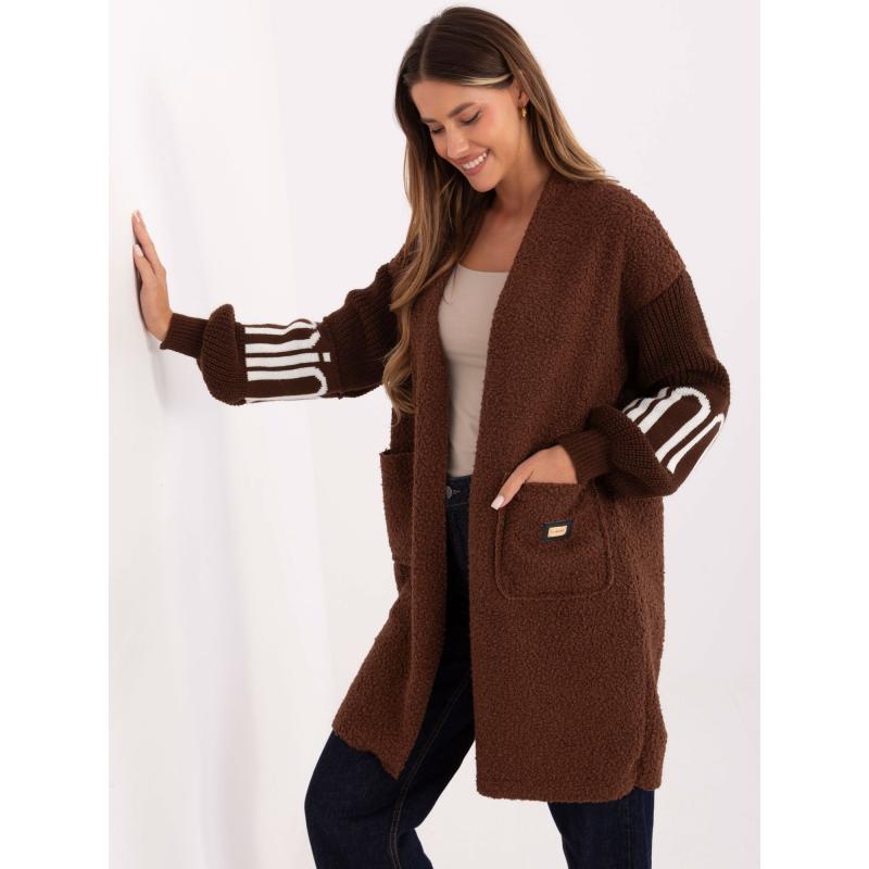 Barna hosszú pulóver kontrasztos ujjakkal.