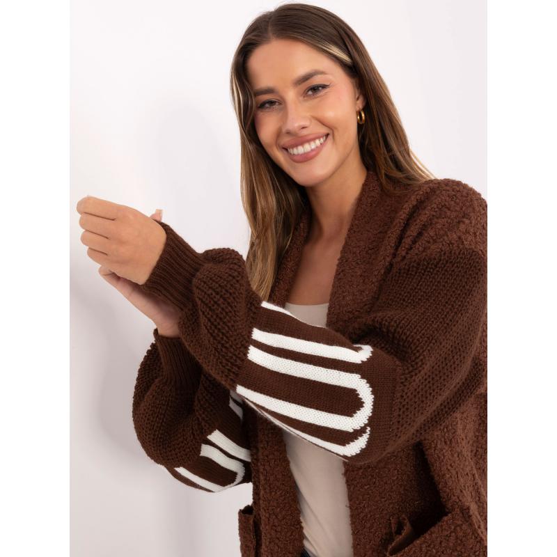 Barna hosszú pulóver kontrasztos ujjakkal.