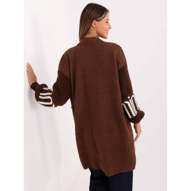 Barna hosszú pulóver kontrasztos ujjakkal.