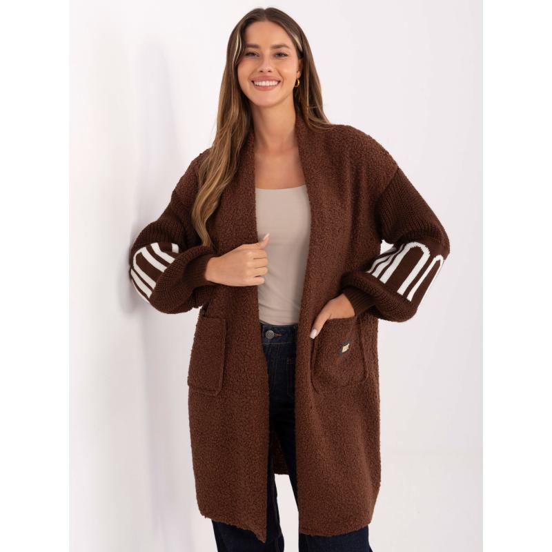 Barna hosszú pulóver kontrasztos ujjakkal.