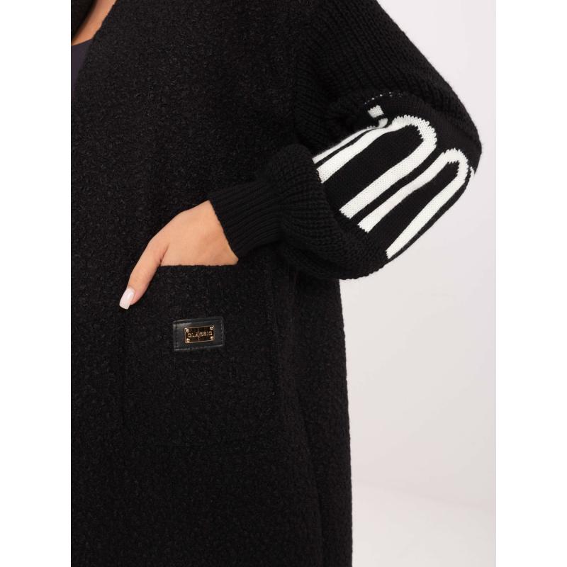 Fekete női pulóver felirattal az ujjakon