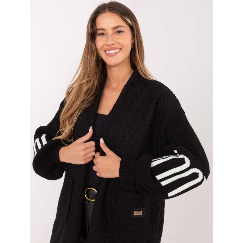 Fekete női pulóver felirattal az ujjakon