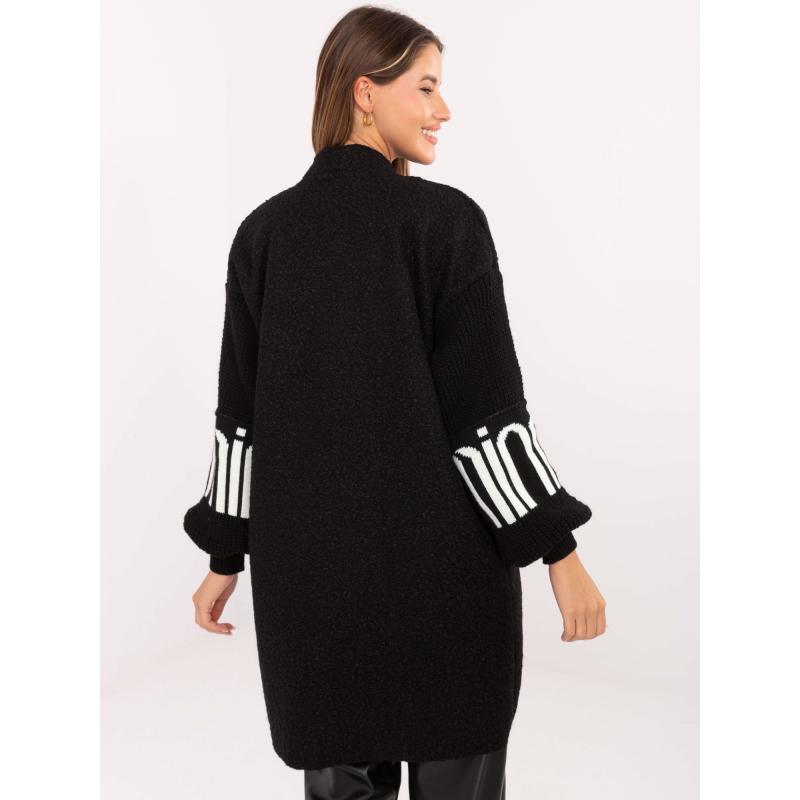 Fekete női pulóver felirattal az ujjakon