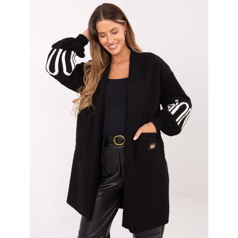 Fekete női pulóver felirattal az ujjakon