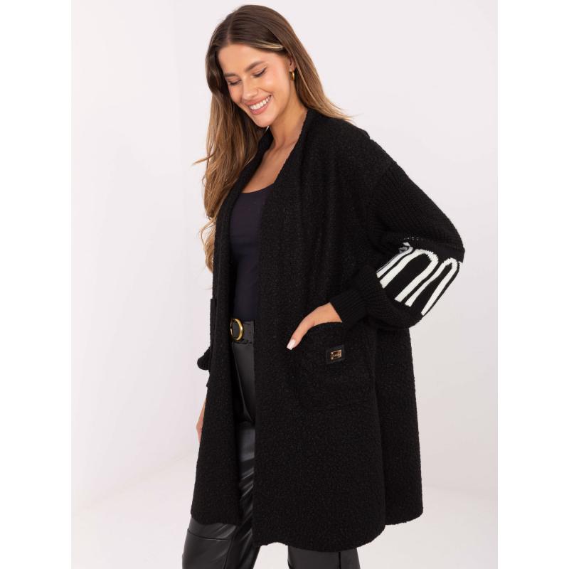 Fekete női pulóver felirattal az ujjakon