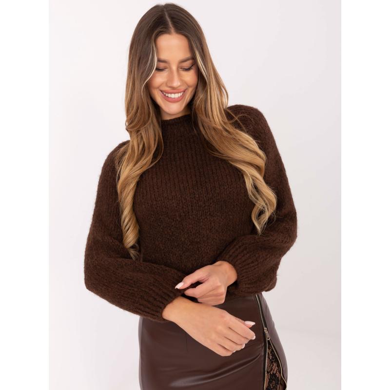 Barna oversized pulóver kerek nyakkivágással.