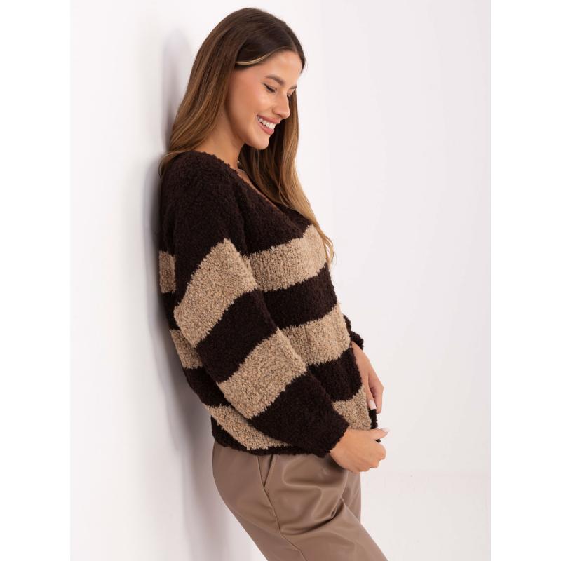 Csokoládé-kamel színű oversized pulóver csíkokkal.