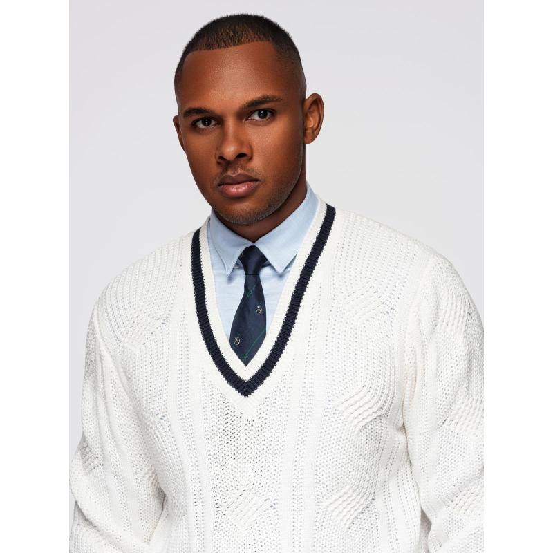 Pánsky sveter s kockovaným vzorom a okrúhlym výstrihom – biely V1 OM-SWSW-0151